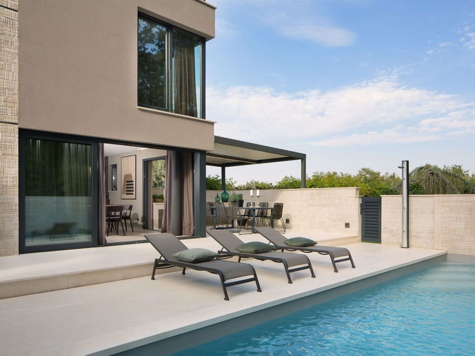 Water, Sky, Property, Cloud, Building, Swimming Pool, Shade, Outdoor Furniture, Window, Sunlounger