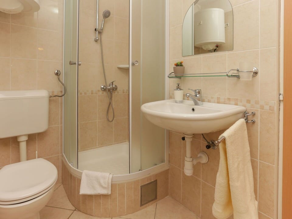 Bathroom, Property, Room, Plumbing Fixture, Tap, Bathroom Accessory, Toilet Seat, Wall, Ceramic, Toilet