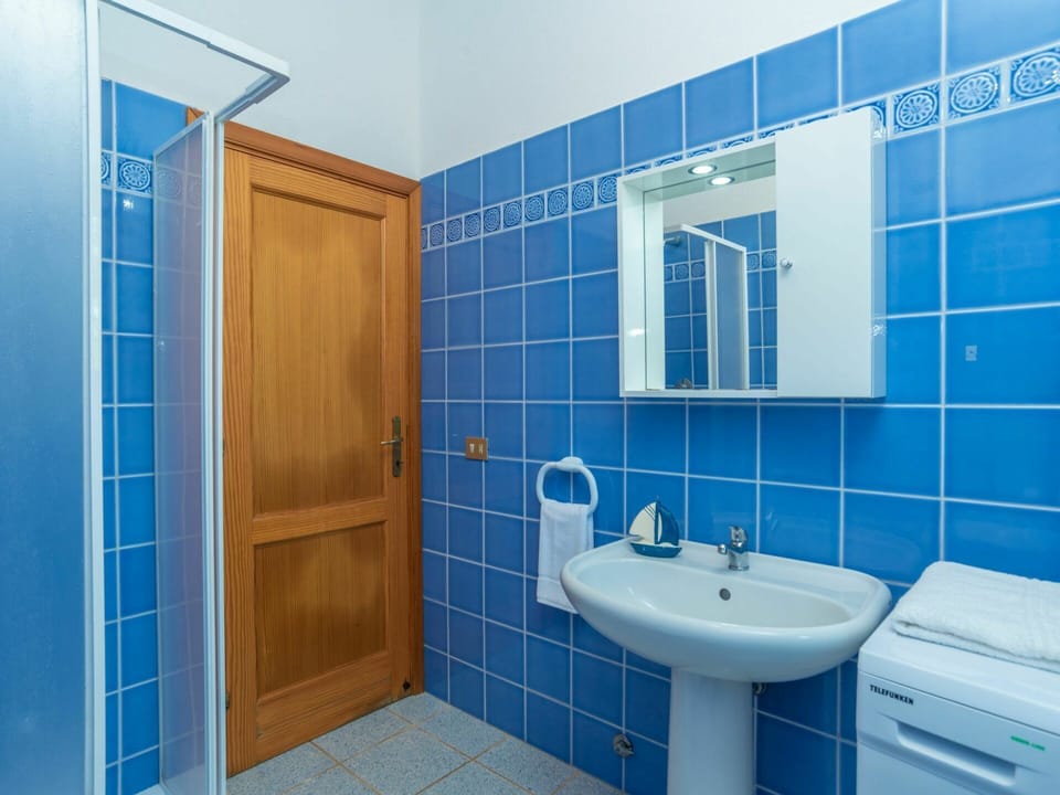 Mirror, Plumbing Fixture, Sink, Property, Tap, Bathroom Sink, Blue, Purple, Bathroom, Azure