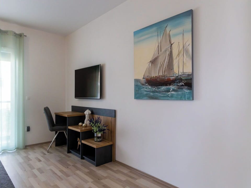 Wood, Interior Design, Flooring, Floor, Furniture, Room, Wood Flooring, Hardwood, Picture Frame, Apartment