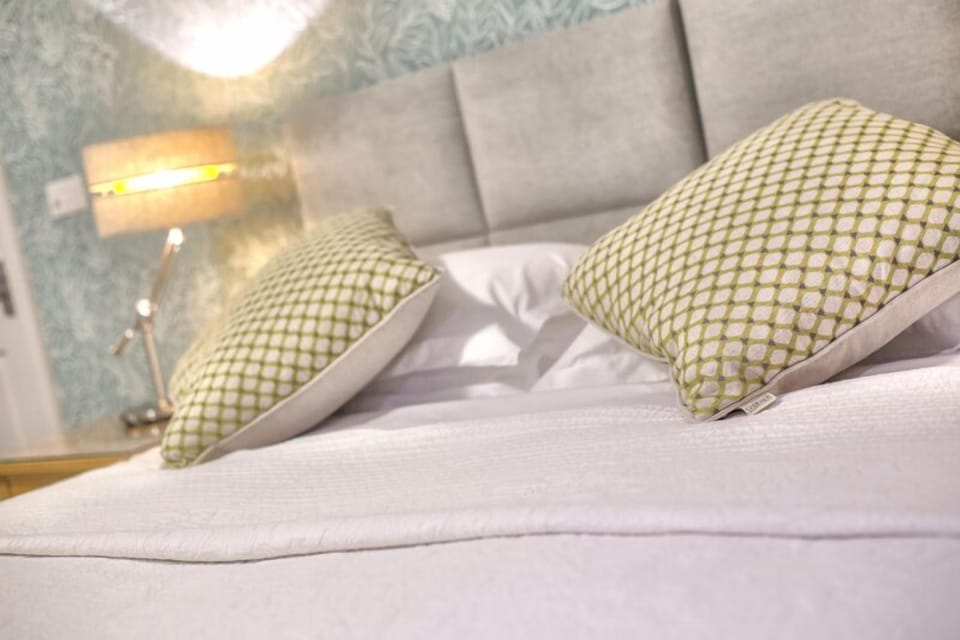 Premium bedding, in-room safe, iron/ironing board, free WiFi