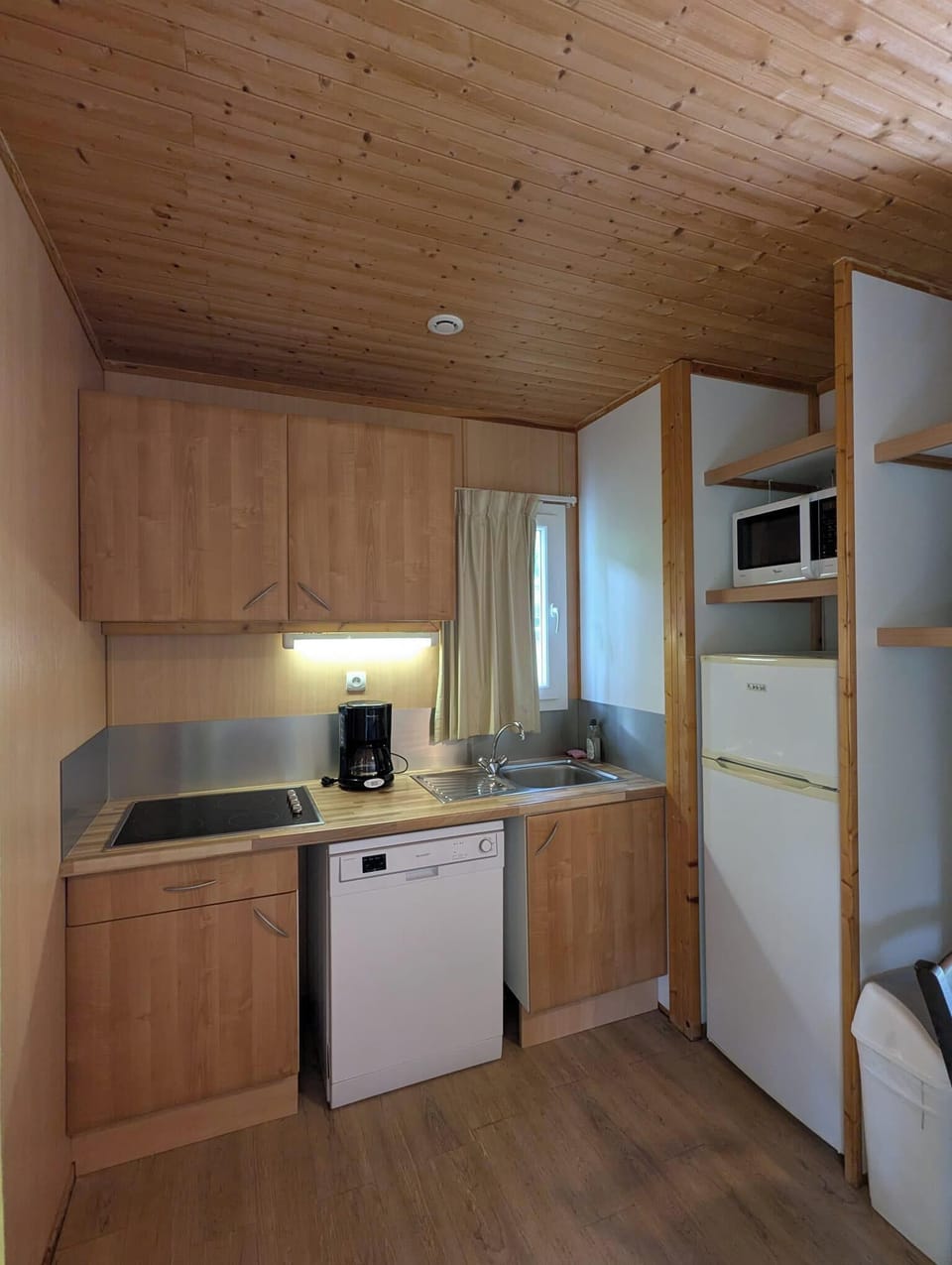 Chalet, 2 Bedrooms (5 pers) | Private kitchen | Fridge, microwave, stovetop, electric kettle