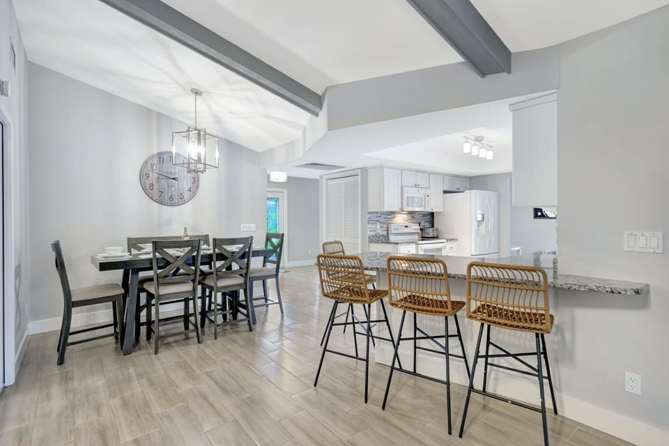 Seating for 6 in the dinning area and seating for 4 at the bar.    