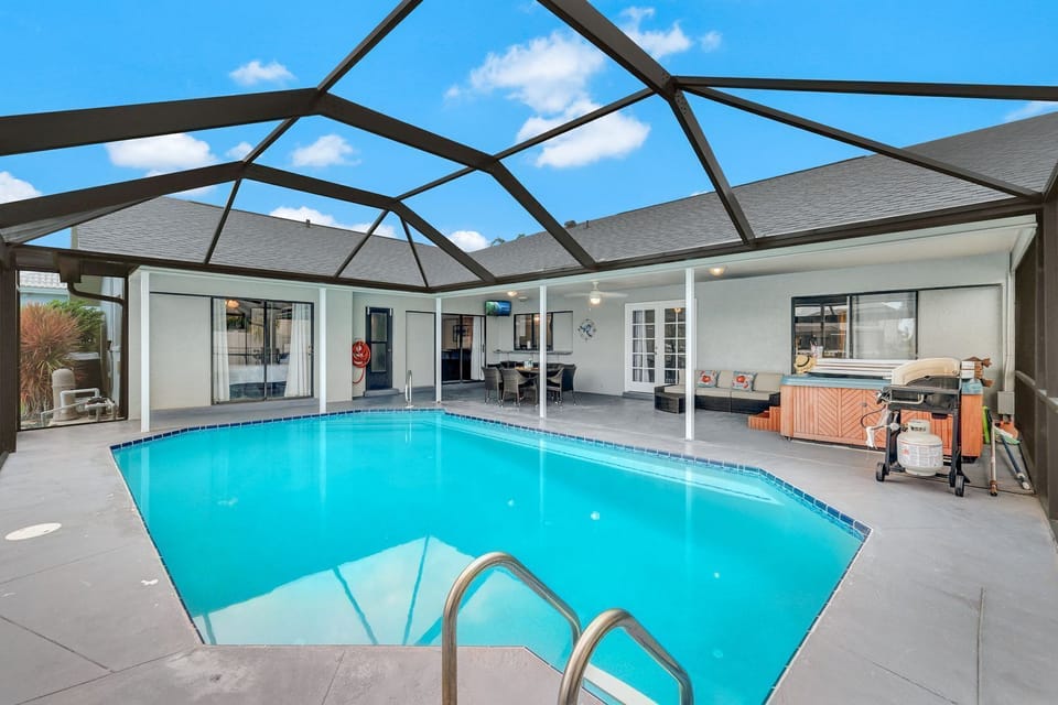 Pool, hot tub & dining on the lanai