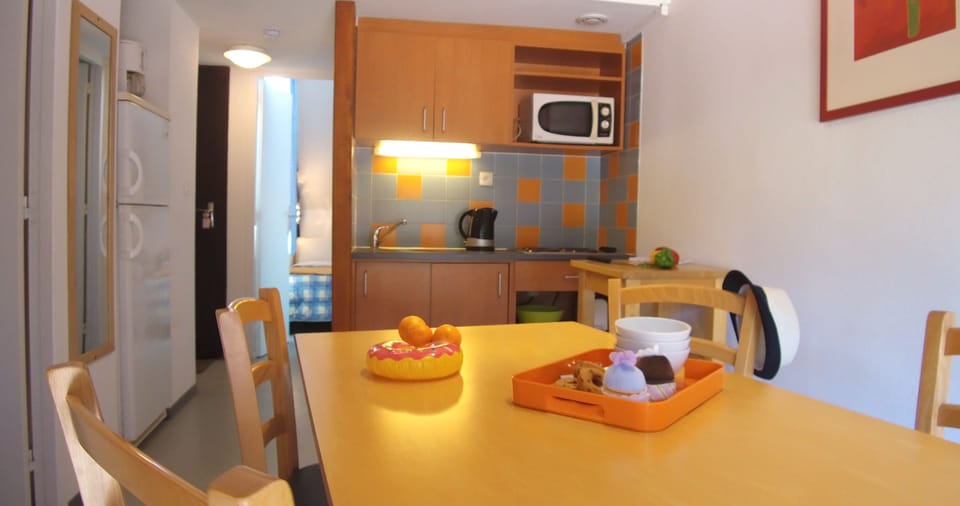 Cottage, 2 Bedrooms (4 pers) | Private kitchenette | Fridge, microwave, stovetop, electric kettle