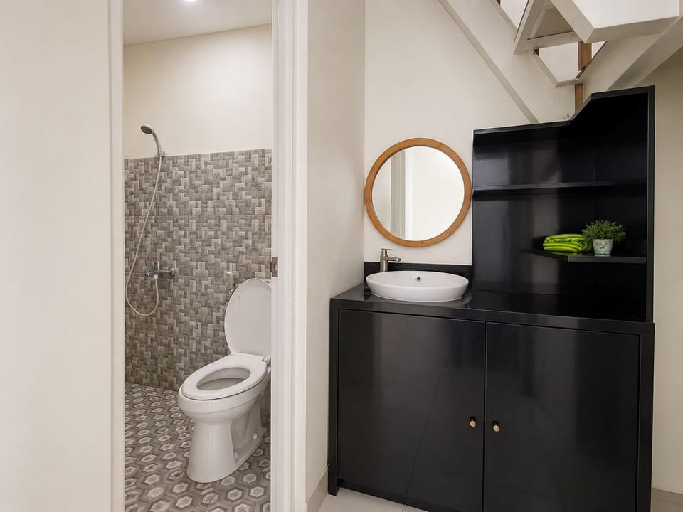 Deluxe Double or Twin Room, Pool Access | Bathroom | Shower, towels, soap, shampoo