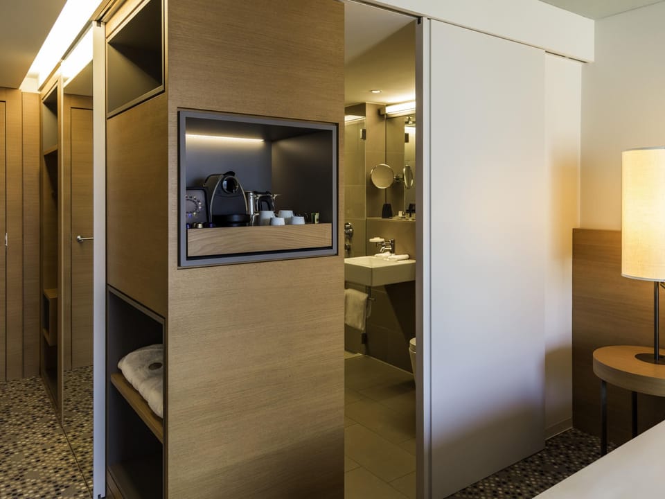 Deluxe Twin Room, 1 Double Bed | Premium bedding, minibar, in-room safe, desk