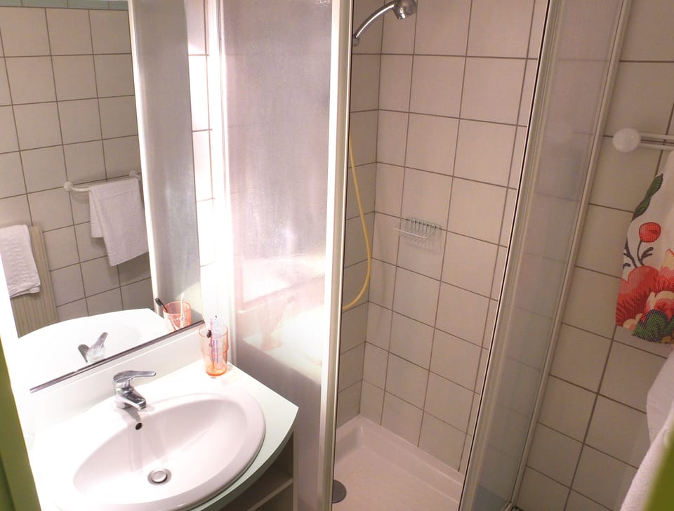 Shower, towels