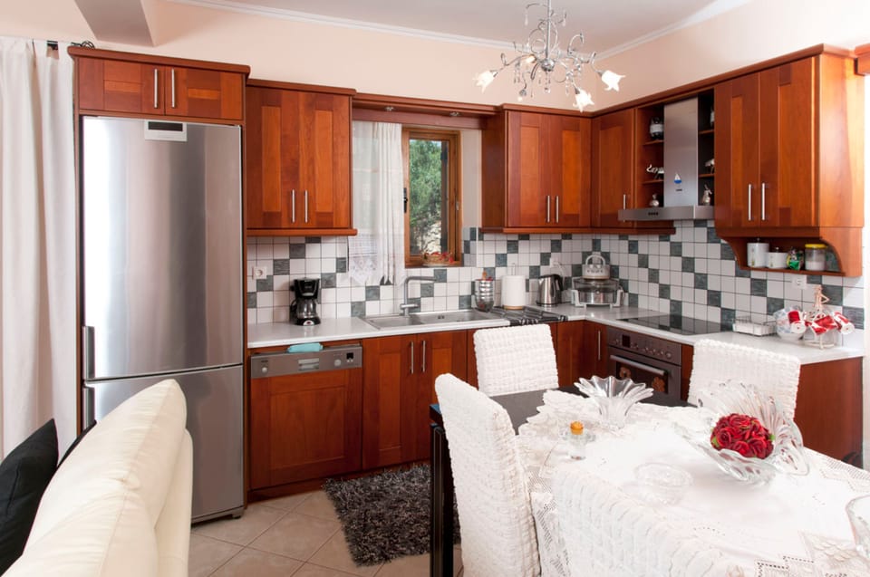 Apartment, 3 Bedrooms | Private kitchen | Full-size fridge, oven, stovetop, dishwasher