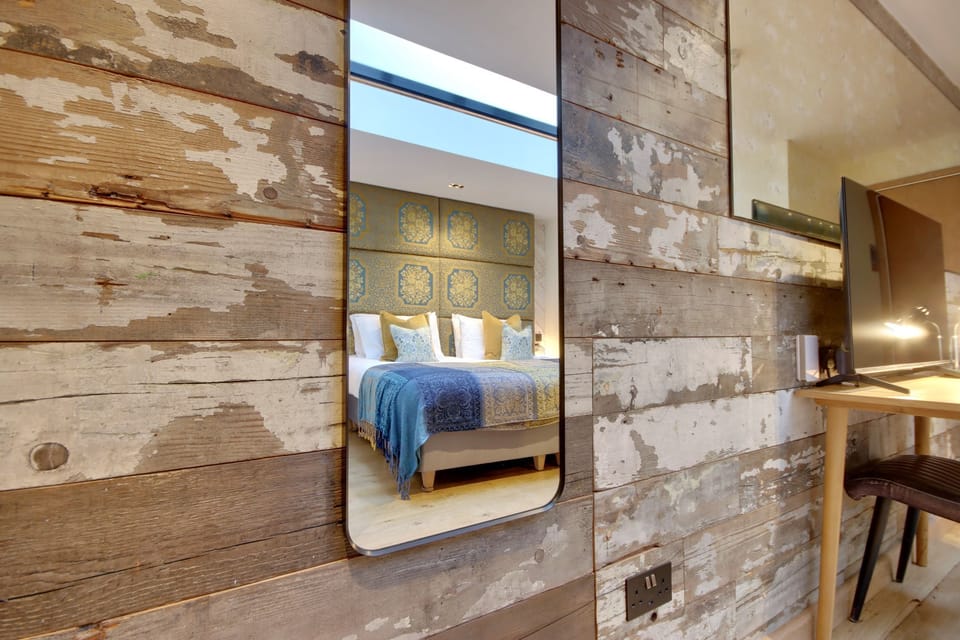 Deluxe Room, 1 King Bed, Non Smoking, Private Bathroom | 1 bedroom, memory foam beds, in-room safe, individually decorated