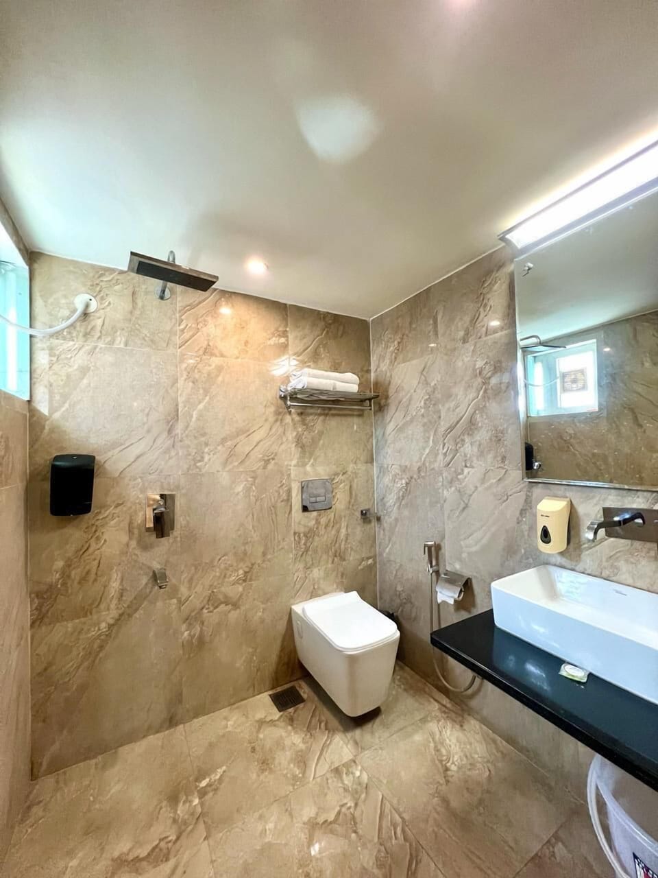 Presidential Suite, Smoking | Bathroom | Shower, towels