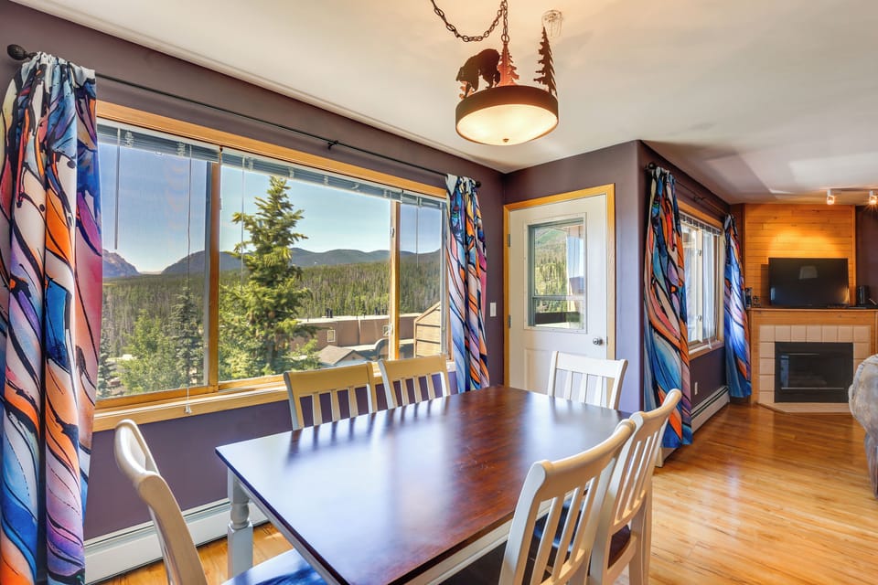 Dining Area | Dishware/Flatware Provided