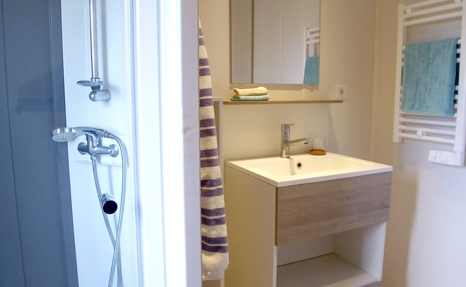 Shower, free toiletries, towels