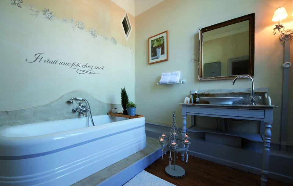 Double Room (Léontine) | Bathroom | Free toiletries, hair dryer, towels