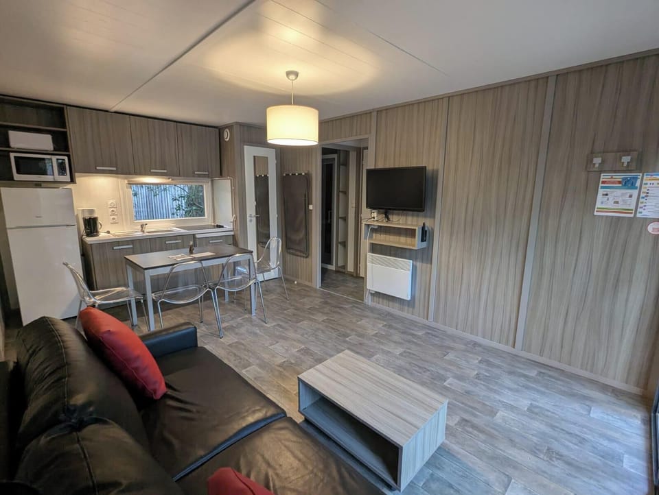 Cottage, 2 Bedrooms (6pers - Résidentielles) | Private kitchen | Full-size fridge, microwave, stovetop, dishwasher