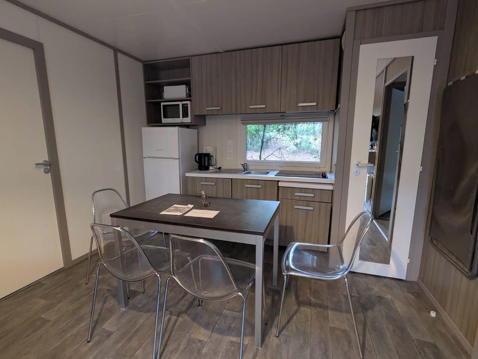 Cottage, 2 Bedrooms (6pers - Résidentielles) | Private kitchen | Full-size fridge, microwave, stovetop, dishwasher