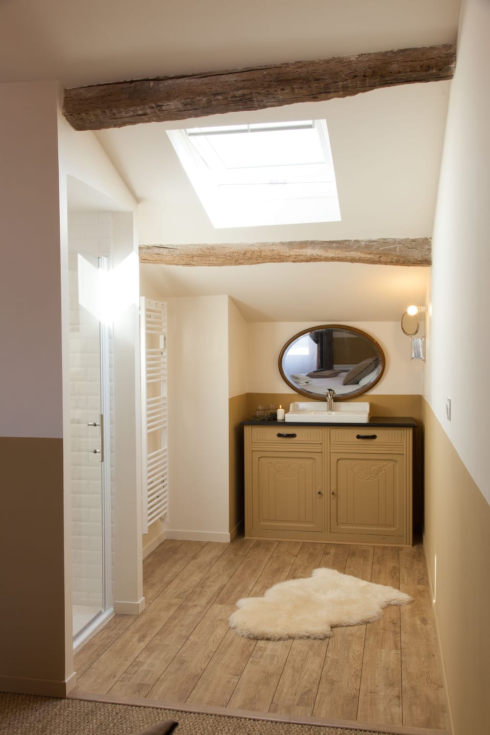Comfort House | Bathroom | Shower, free toiletries, hair dryer, towels
