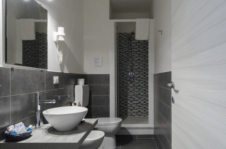 Double Room, Ensuite | Bathroom | Free toiletries, hair dryer, bidet, towels