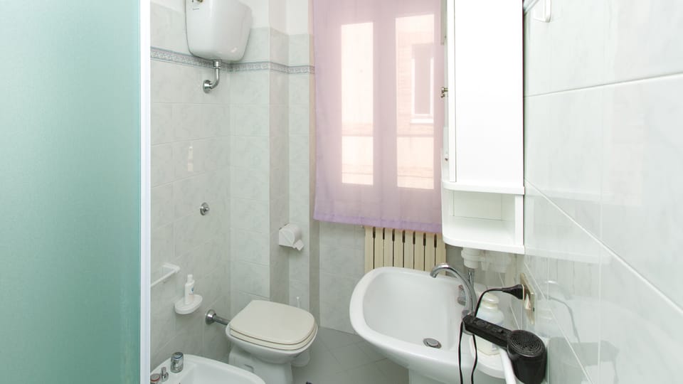 Double Room, Shared Bathroom | Bathroom | Shower, hair dryer, bidet