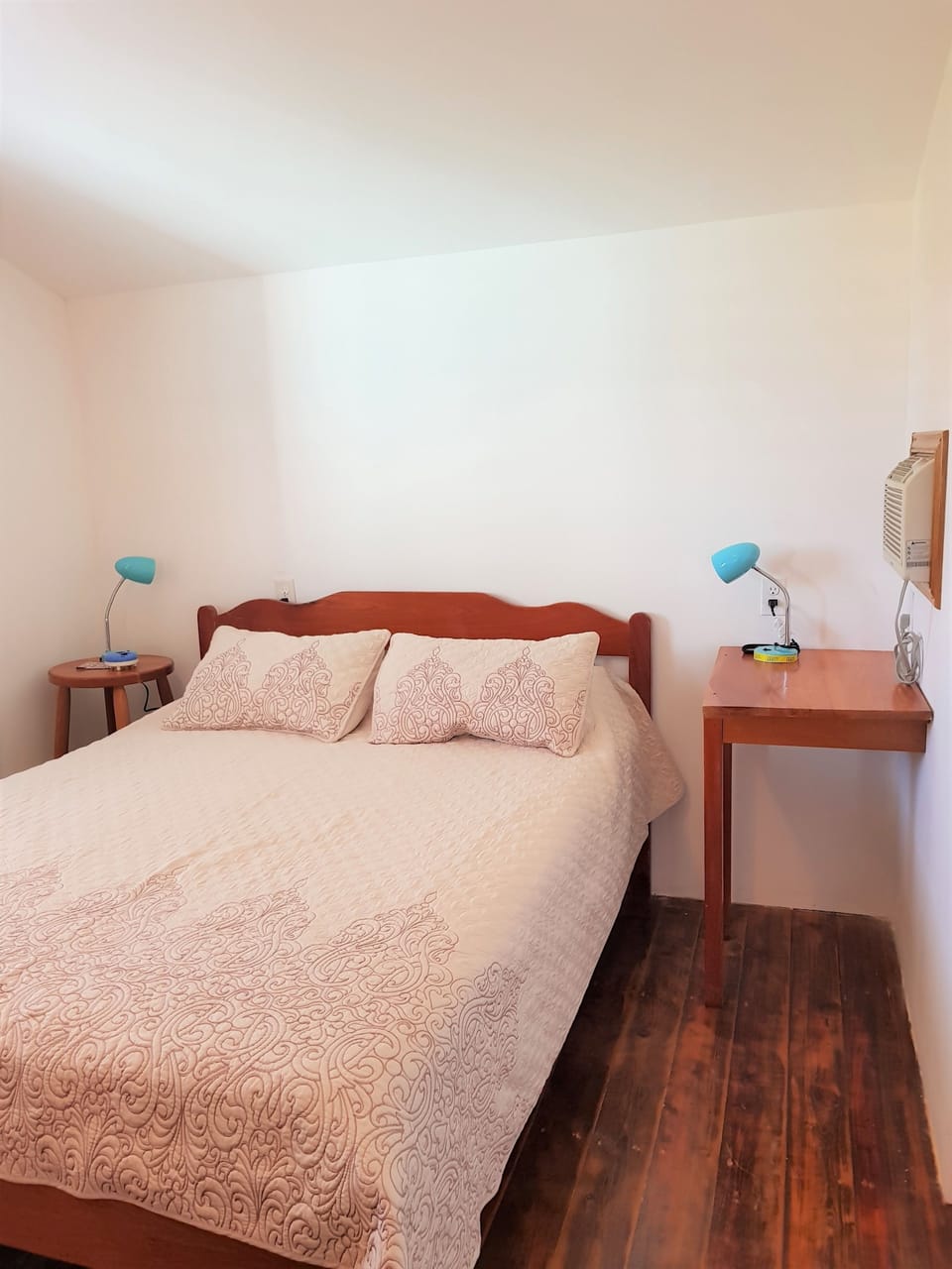 Cottage, 1 Queen Bed, Non Smoking | Free WiFi, bed sheets