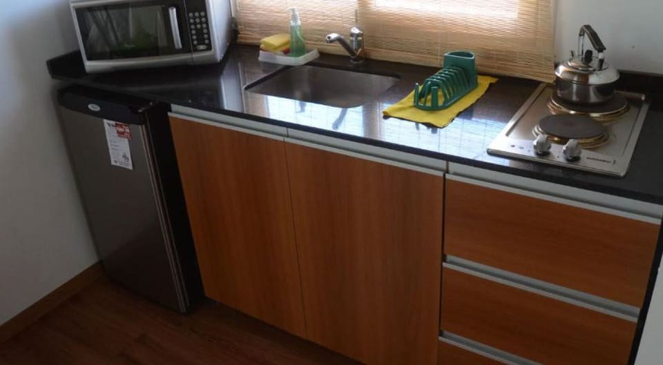 Classic Bungalow | Private kitchen | Fridge, microwave, stovetop, cookware/dishes/utensils