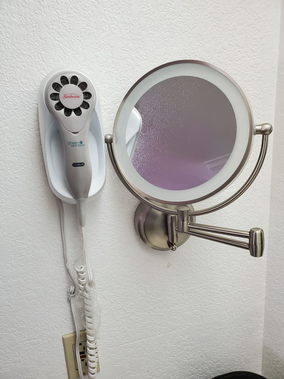 Combined shower/tub, hair dryer, towels
