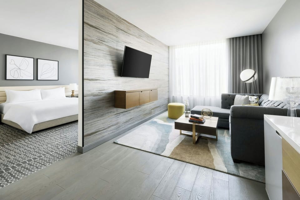 Junior Suite, 1 King Bed, Non Smoking | Frette Italian sheets, premium bedding, pillowtop beds, minibar