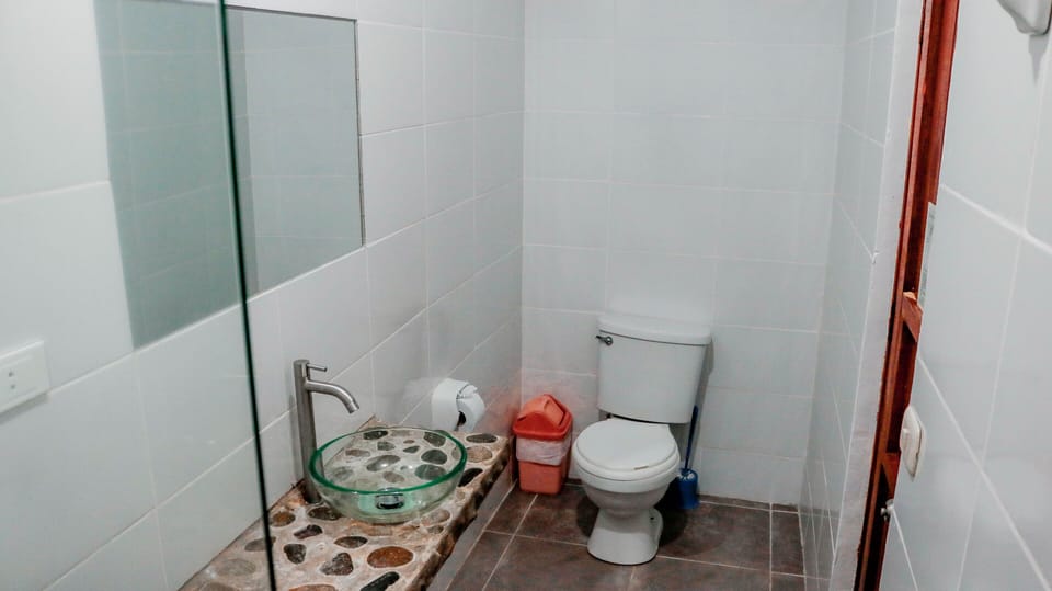 Shower, free toiletries, towels