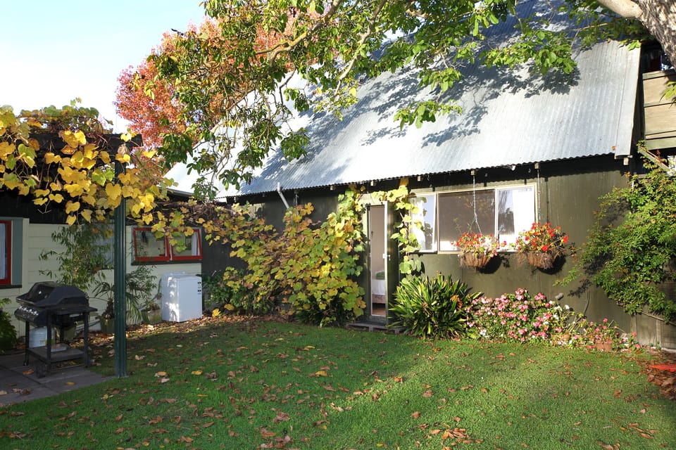 Extra Room exterior, showing how close it is to The Retreat. 
+ Washing Machine.