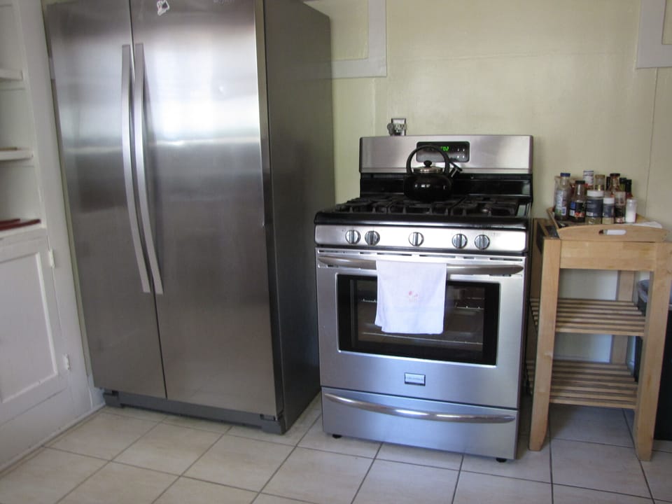 Kitchen, Gas stove, full size stainless steel appliances