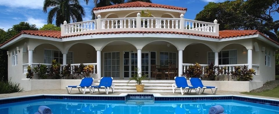 10 outdoor pools, free cabanas, pool umbrellas