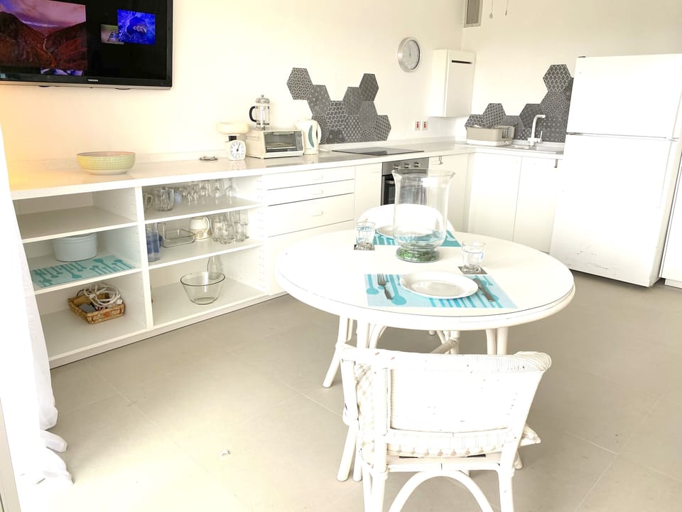 Open, relaxing, breezy and comfortable - a great holiday kitchen