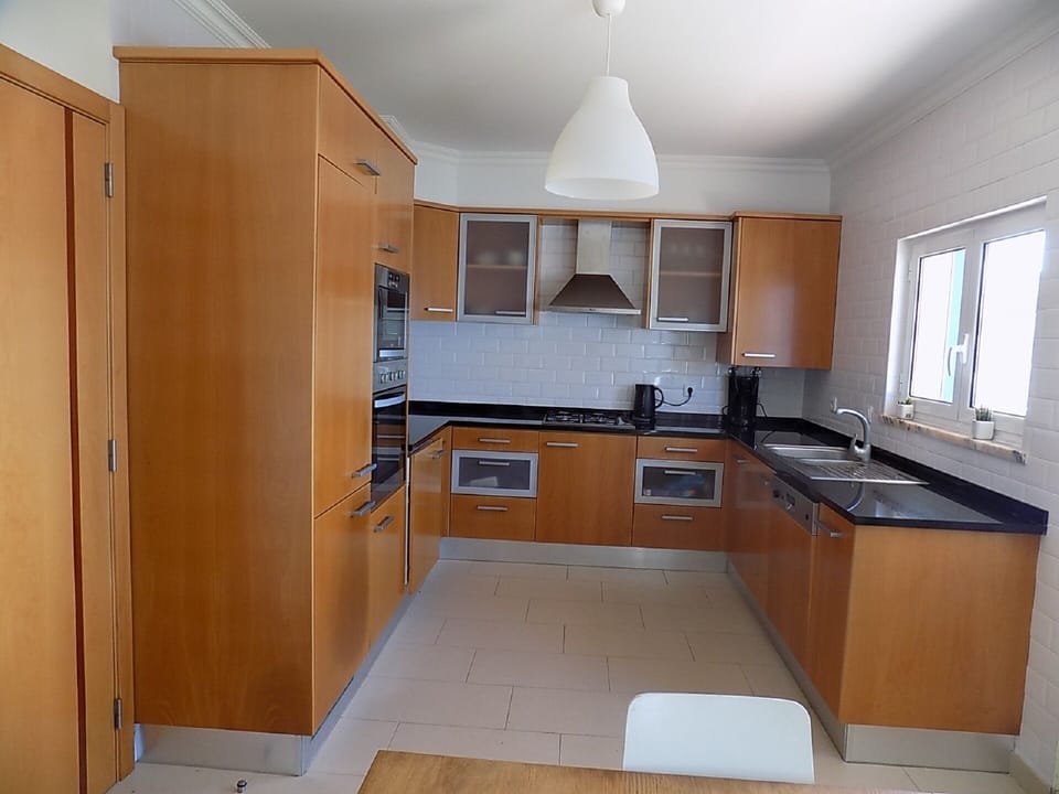 Fully equipped whirpool kitchen in Foz Do Arelho