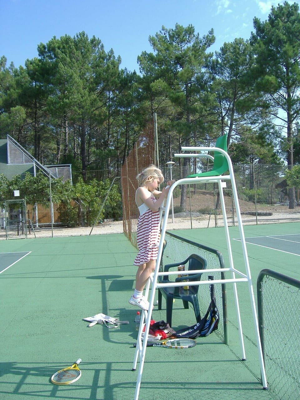 Local tennis and sqaush courts - 5 mins walk