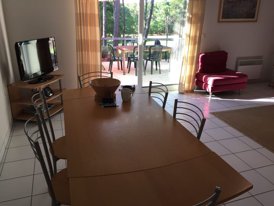 Dining area linked to the lounge.