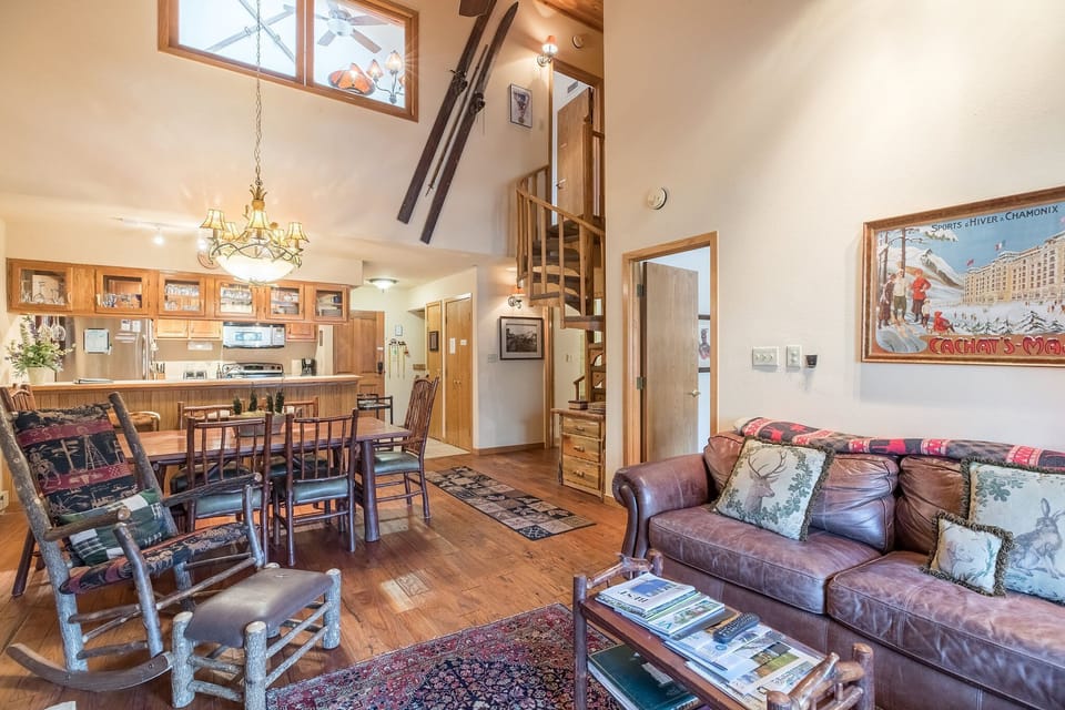 2 Level Condo, great privacy. 2nd bedroom & small room upstairs.sleeper sofa Q.