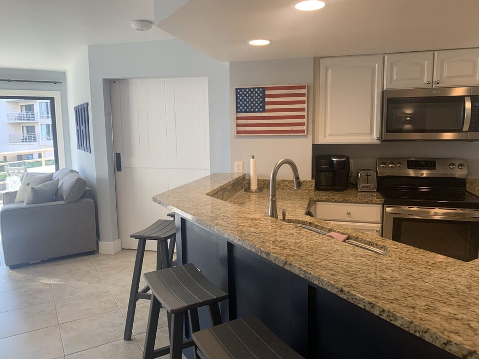 Breakfast bar with 4 bar stools.