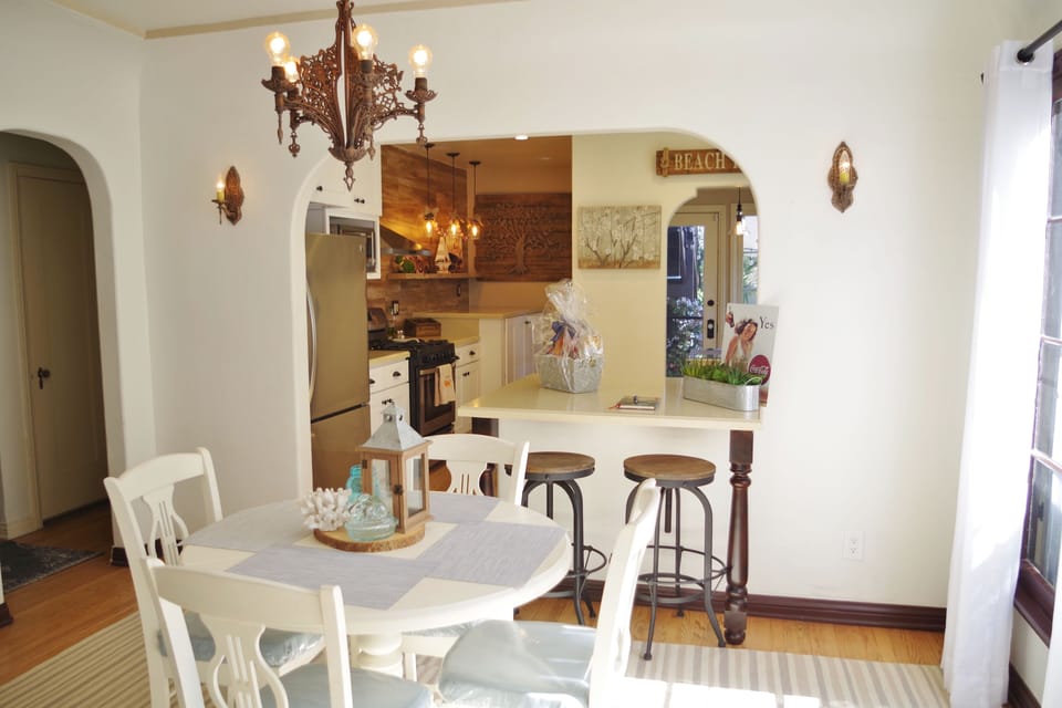 Open dining/kitchen. Great for entertaining with family and friends.