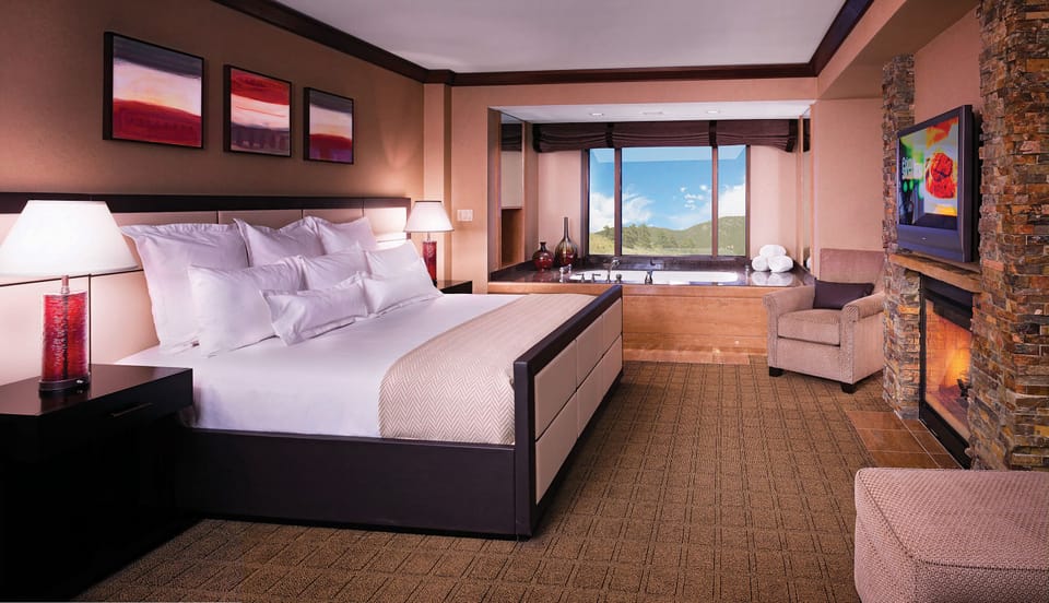 Spa Suite King | Premium bedding, in-room safe, desk, laptop workspace