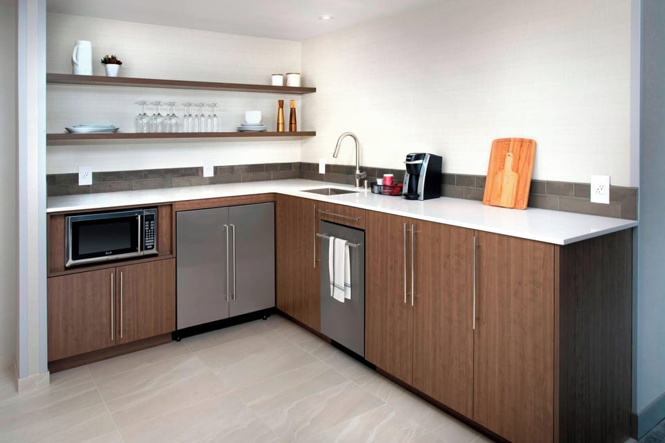 Fridge, coffee/tea maker