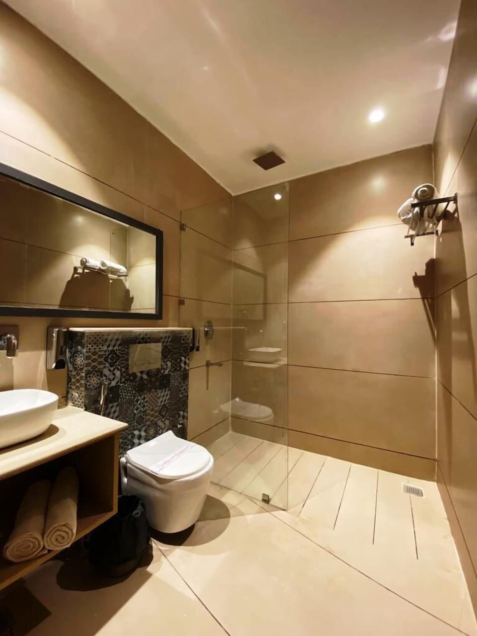 Deluxe Double Room, 1 Double Bed, Non Smoking | Bathroom | Shower