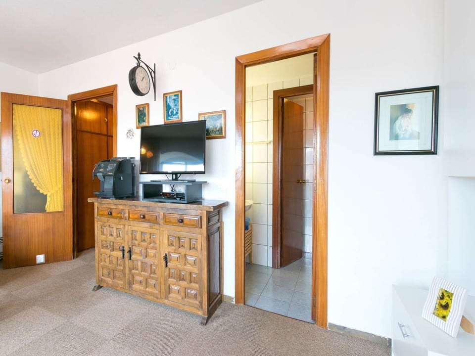 Room, Property, Furniture, Building, Interior Design, House, Real Estate, Home, Floor, Cabinetry