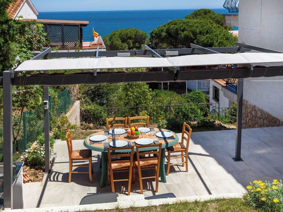 Property, House, Building, Real Estate, Backyard, Patio, Roof, Yard, Home, Table