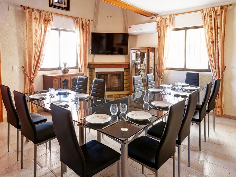 Room, Dining Room, Property, Furniture, Interior Design, Table, Restaurant, Building, Kitchen & Dining Room Table, Chair