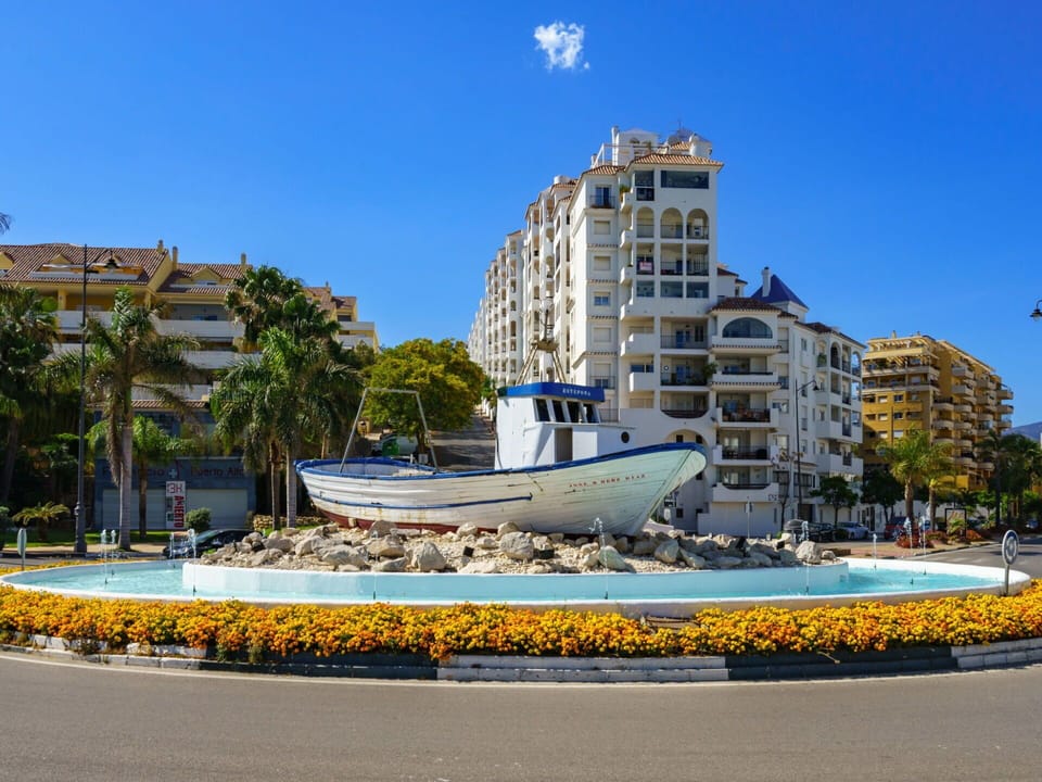 Sky, Plant, Building, Water, Daytime, Azure, Urban Design, Fountain, Tree, Boat