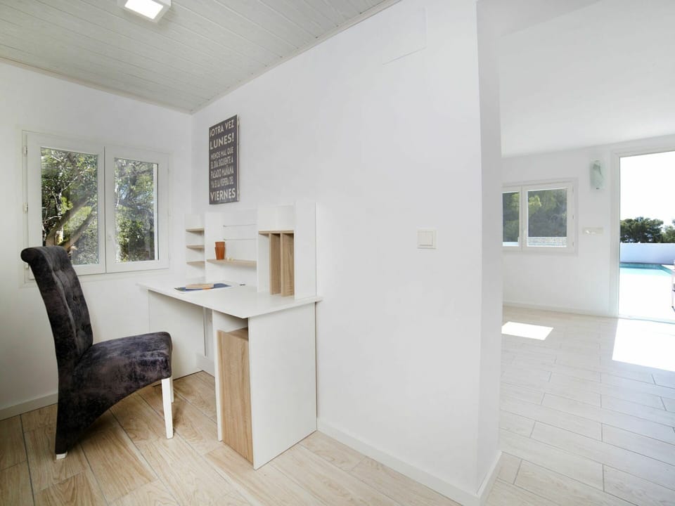 Plant, Drawer, Wood, Cabinetry, Window, Floor, Shelf, Flooring, Building