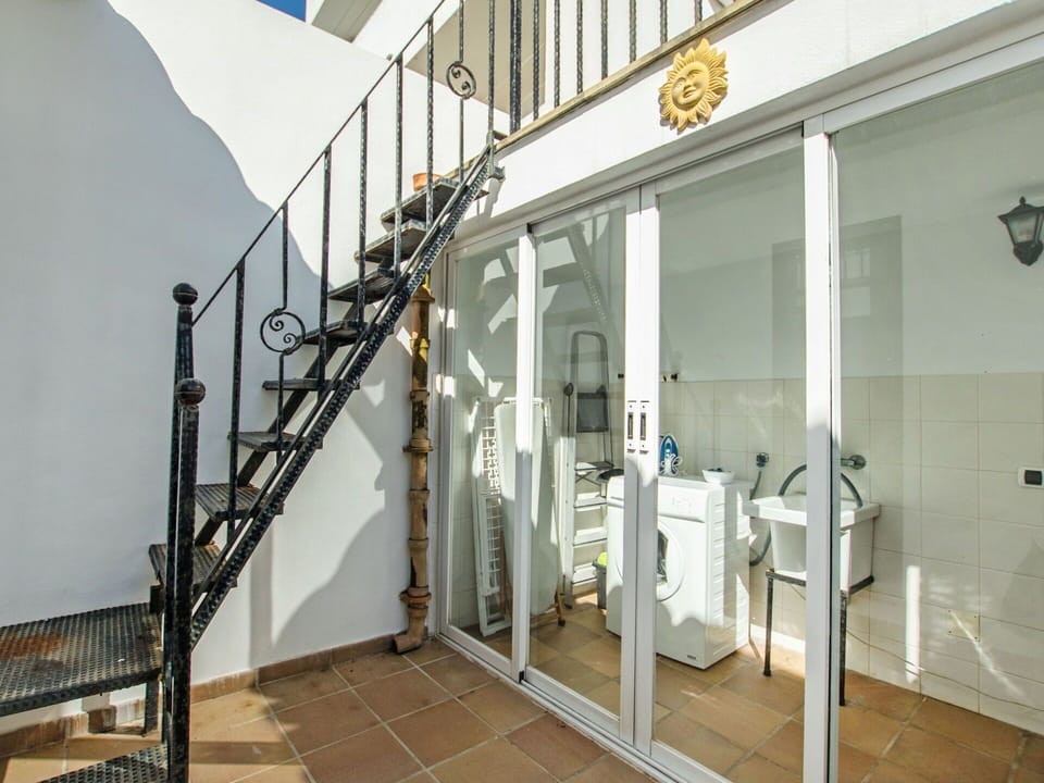 Stairs, Handrail, Room, Architecture, Building, Baluster