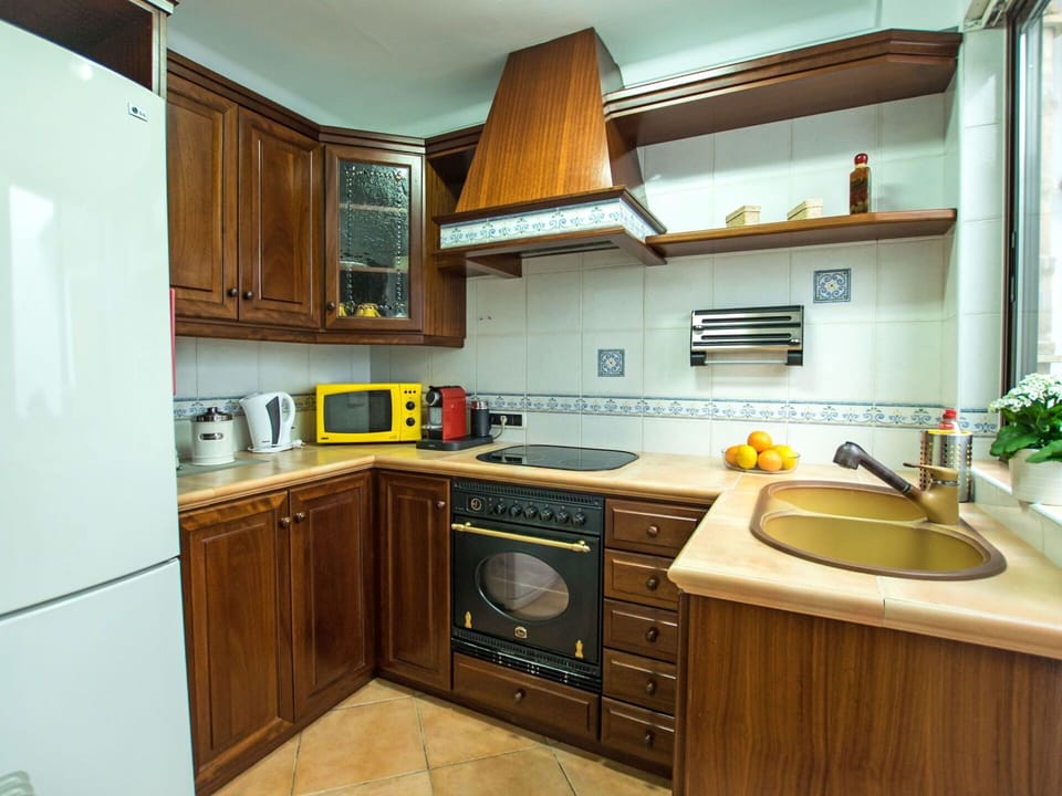 Countertop, Cabinetry, Room, Furniture, Kitchen, Property, Major Appliance, Building, Interior Design, Floor