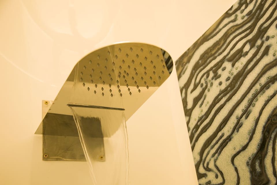 Junior Suite (Il mare) | Bathroom amenities | Shower, hydromassage showerhead, hair dryer, slippers