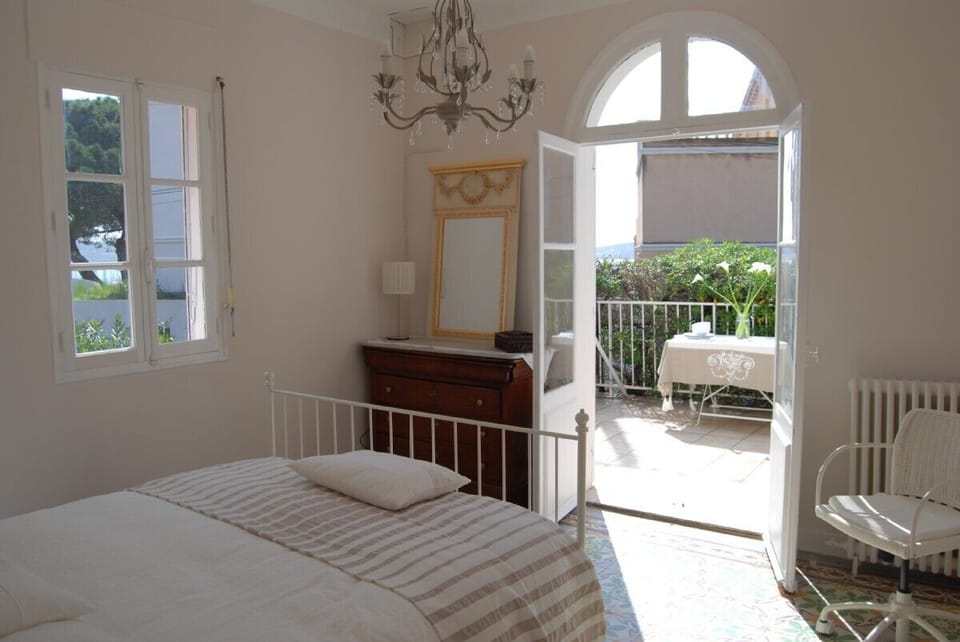 Master Bedroom opening onto terrasse